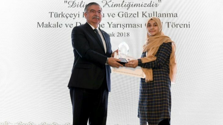 Anadolu Mektebi Öğrencisi Ödülünü Milli Eğitim Bakanı İsmet Yılmaz'dan aldı